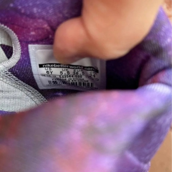 LeBron 10 'Extraterrestrial' Sneakers - Picture 4 of 4